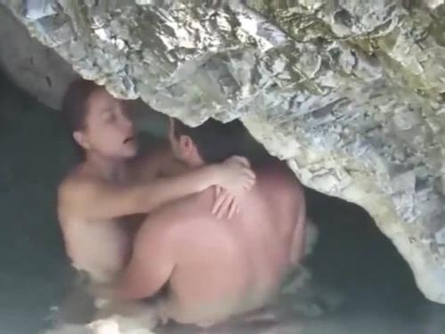Tourists found a place near the cliff into fuck hard